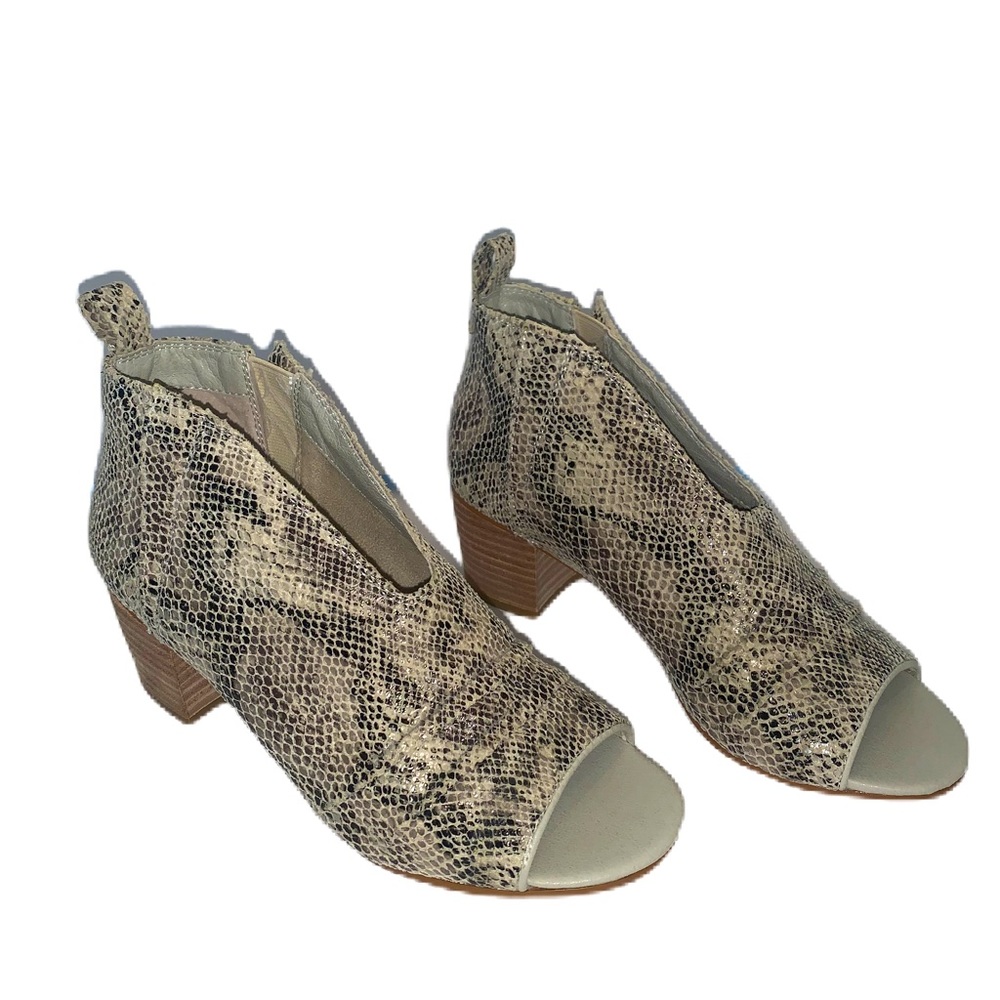 Very G “Jamie” Snakeskin Open Toe  Bootie Size 7.5